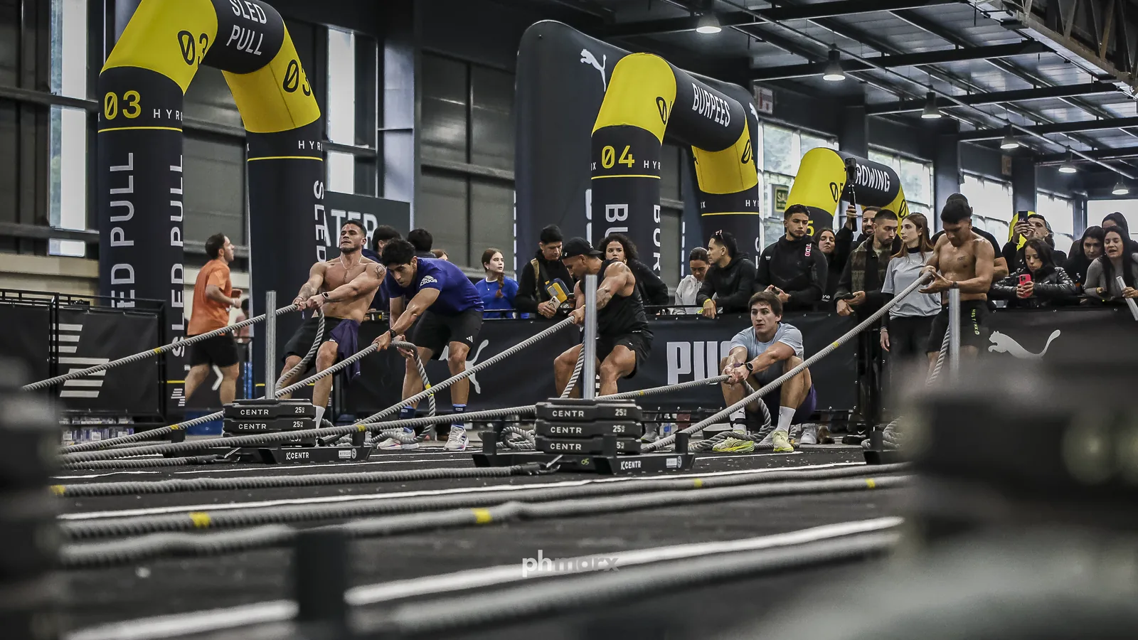 PH Marx fotografando a estação sled pull na arena do HYROX em São Paulo