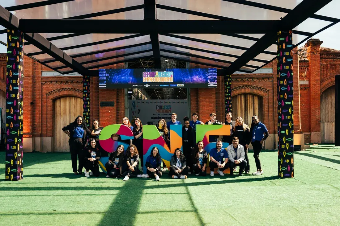 Foto de grupo da equipe organizadora em evento corporativo em Campinas