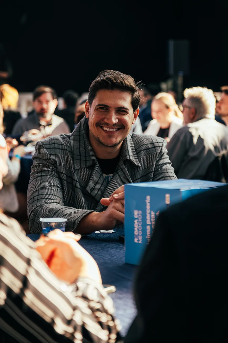 Retrato espontâneo de colaborador sorrindo durante evento de empresa