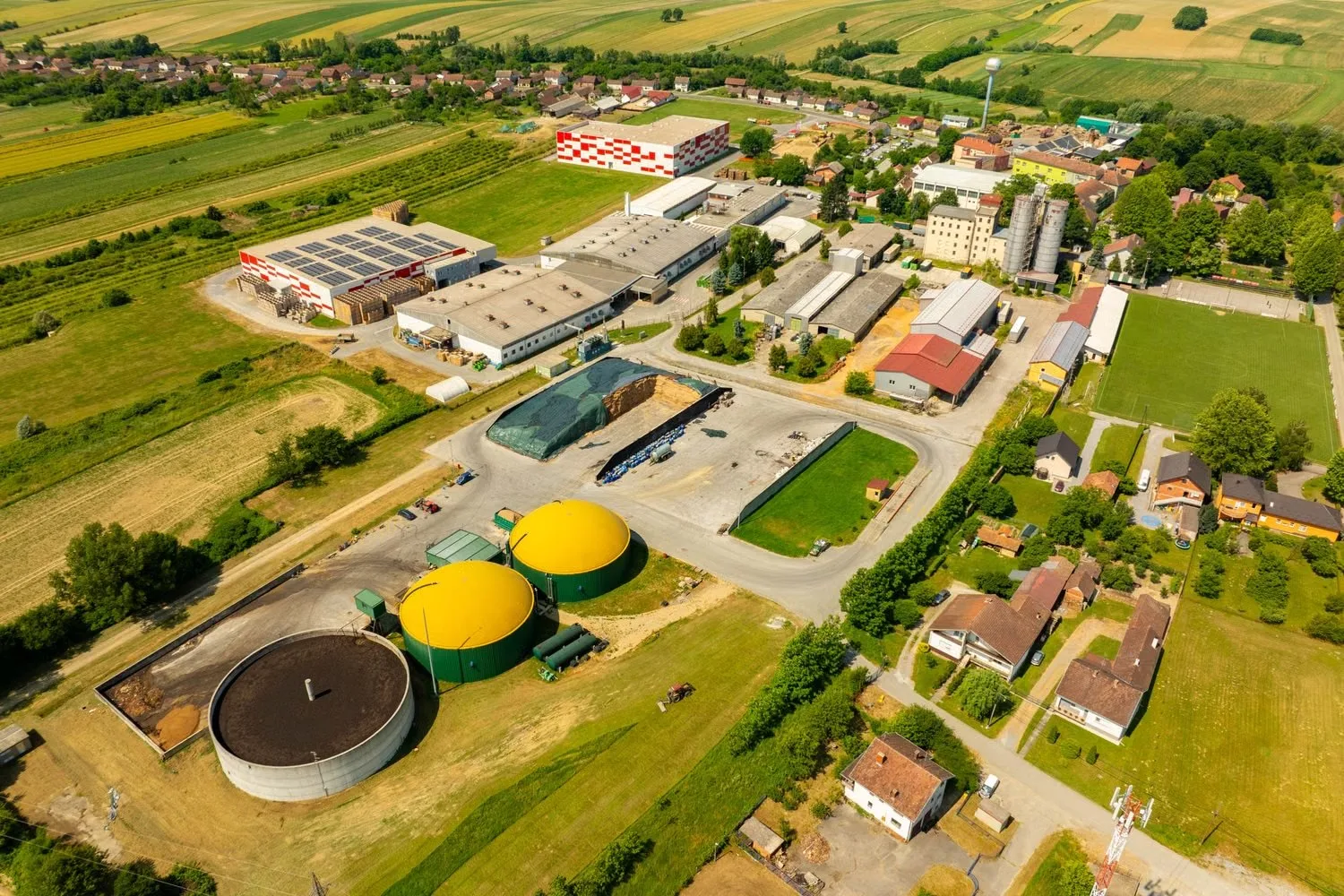 Captação aérea com drone de área de agronegócio e expansão industrial por PH Marx