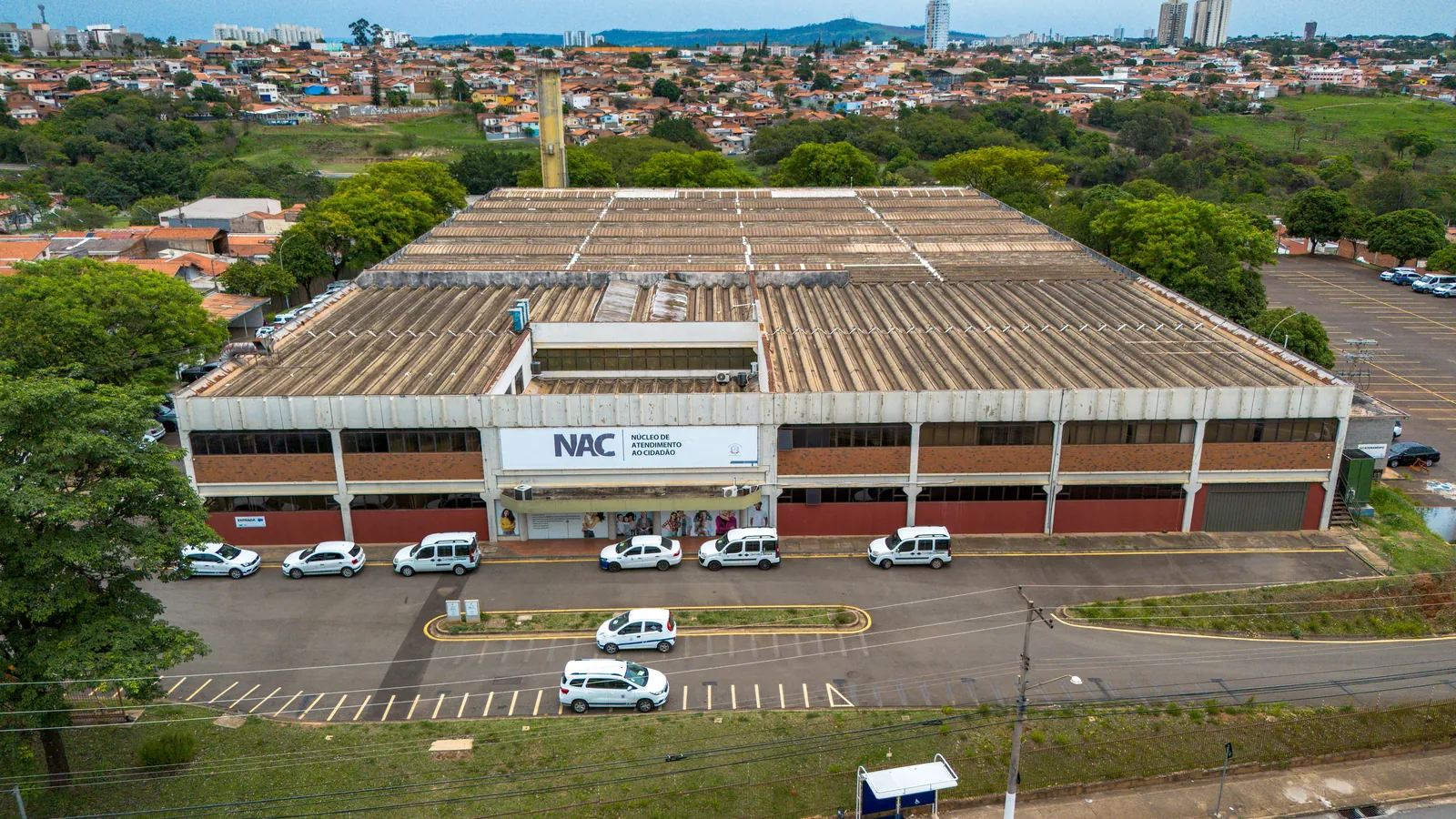 Imagem aérea de drone 4K de planta industrial e galpão logístico por PH Marx