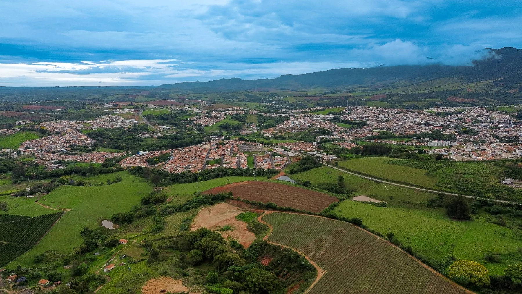 Vista aérea da cidade de Andradas MG, imagem com drone para agronegócio