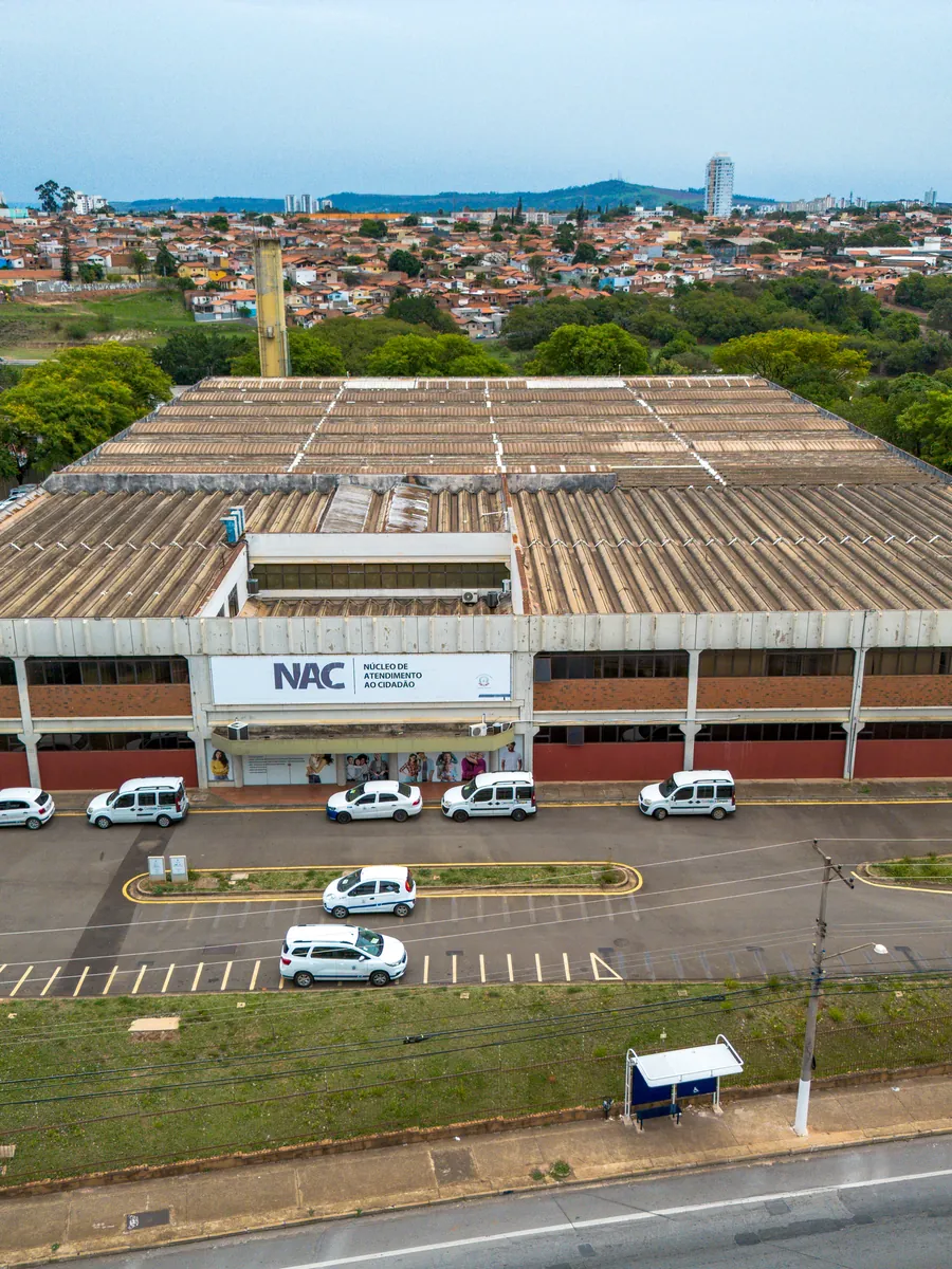 Vista aérea de arena de evento lotada por PH Marx