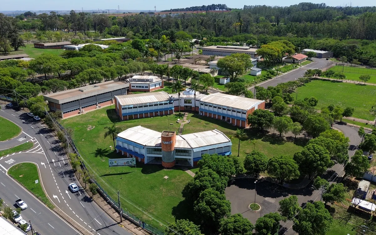 Vista aérea de arena de evento lotada captada por drone por PH Marx