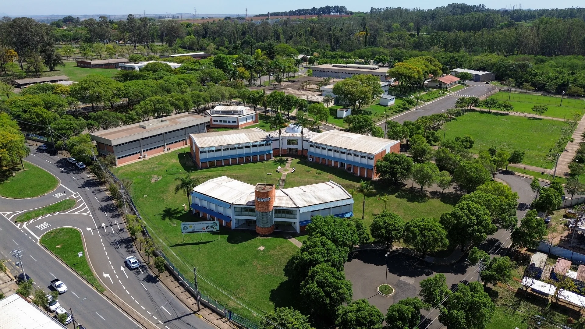 Imagem aérea de drone 4K de indústria e grande evento por PH Marx
