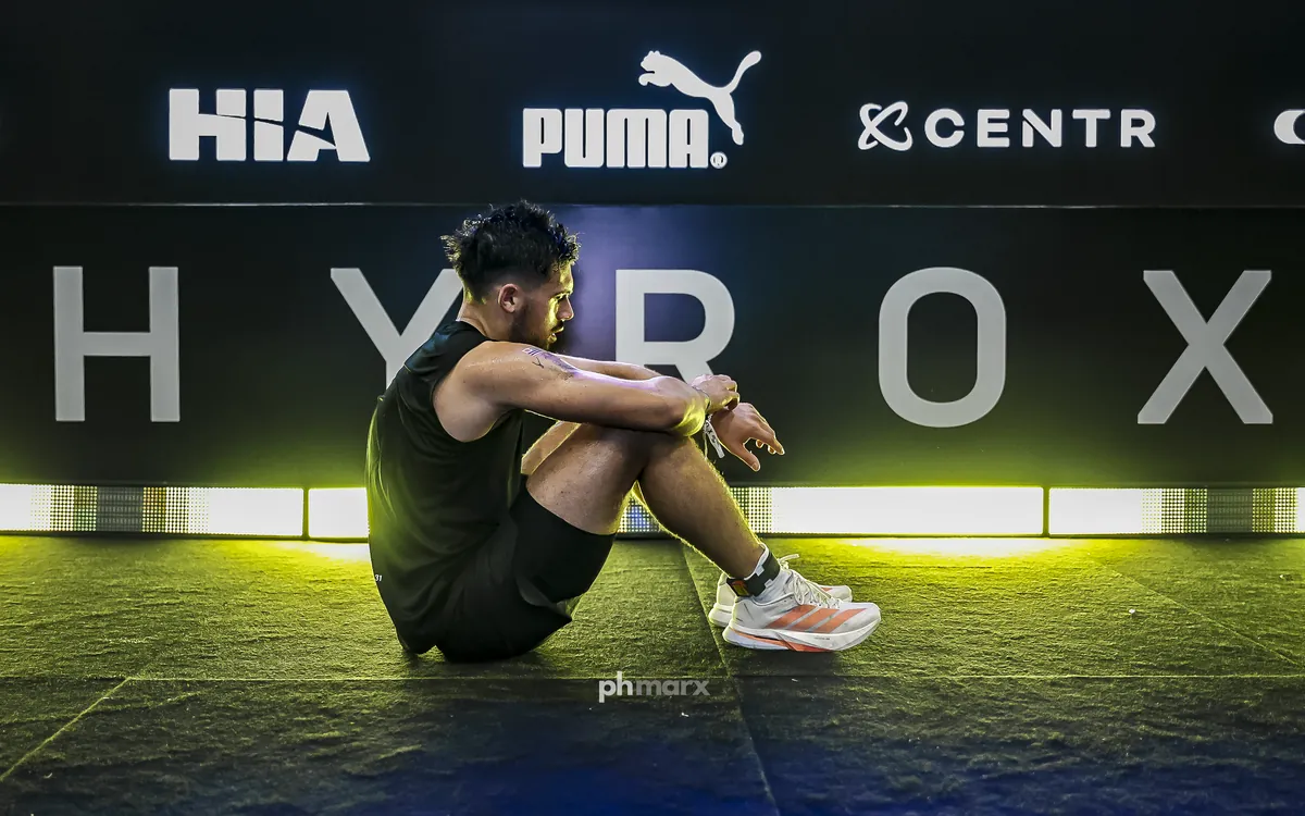 PH Marx fotografando atleta híbrido em prova de HYROX durante o sled push