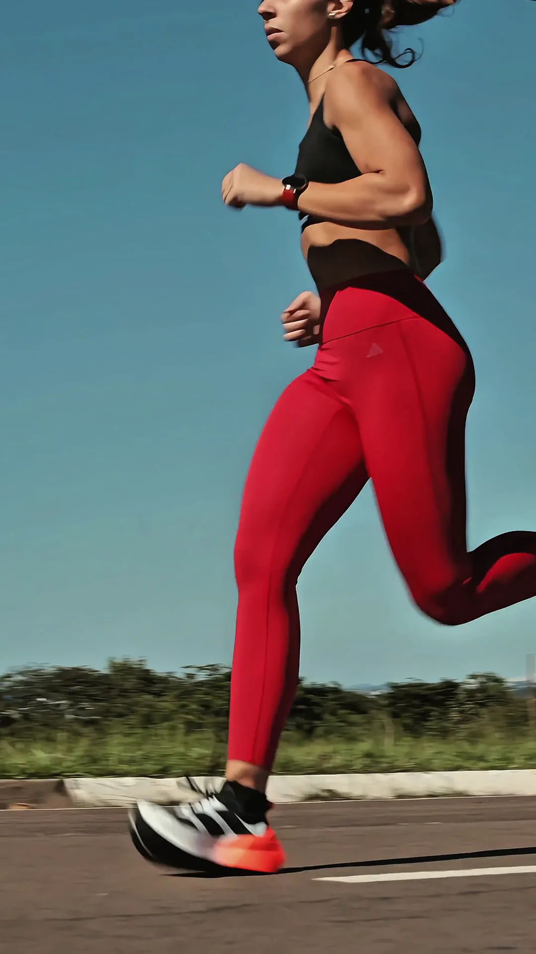 Atleta correndo em avenida ao amanhecer em treino de corrida, ensaio de atleta por PH Marx