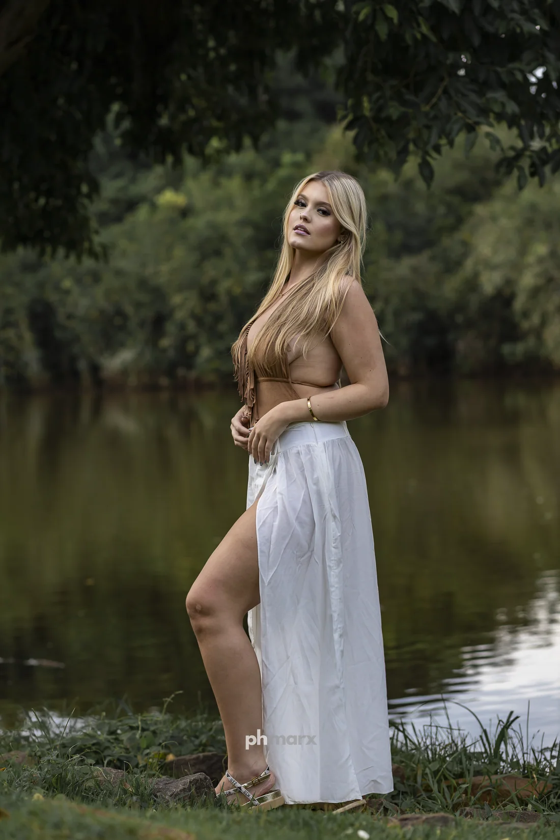 Ensaio editorial feminino em locação natural à beira do lago por PH Marx