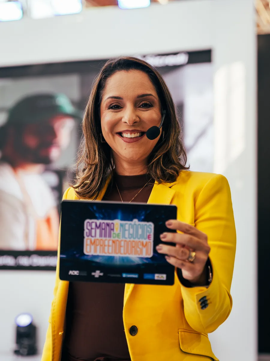 PH Marx fotografando apresentadora na Semana de Negócios em Campinas