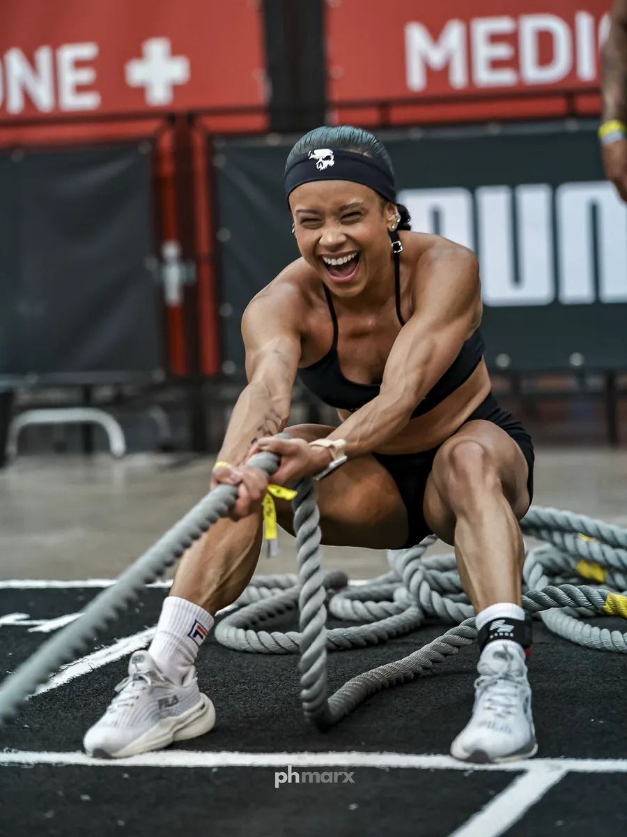 PH Marx fotografando atleta no auge do esforço no HYROX em São Paulo