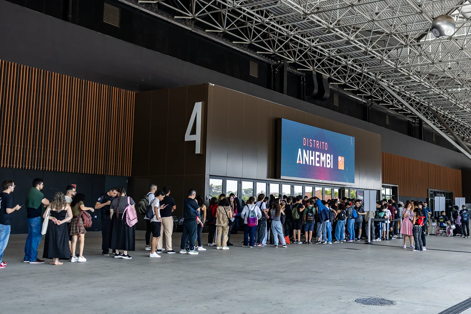 Fila de público na entrada de pavilhão do Distrito Anhembi durante feira de cultura pop, por PH Marx