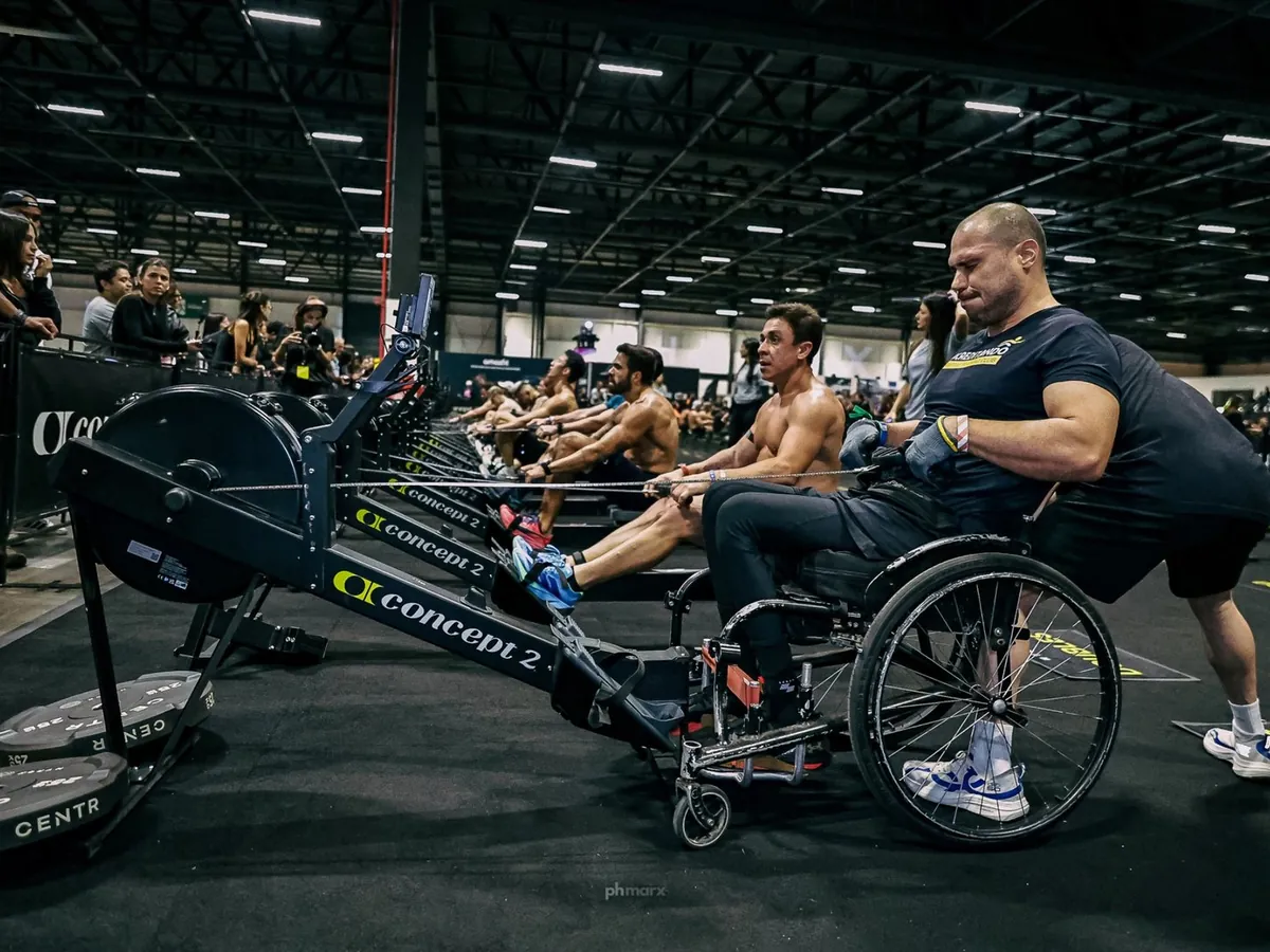 Atleta da categoria adaptada no remo do HYROX São Paulo, foto de PH Marx