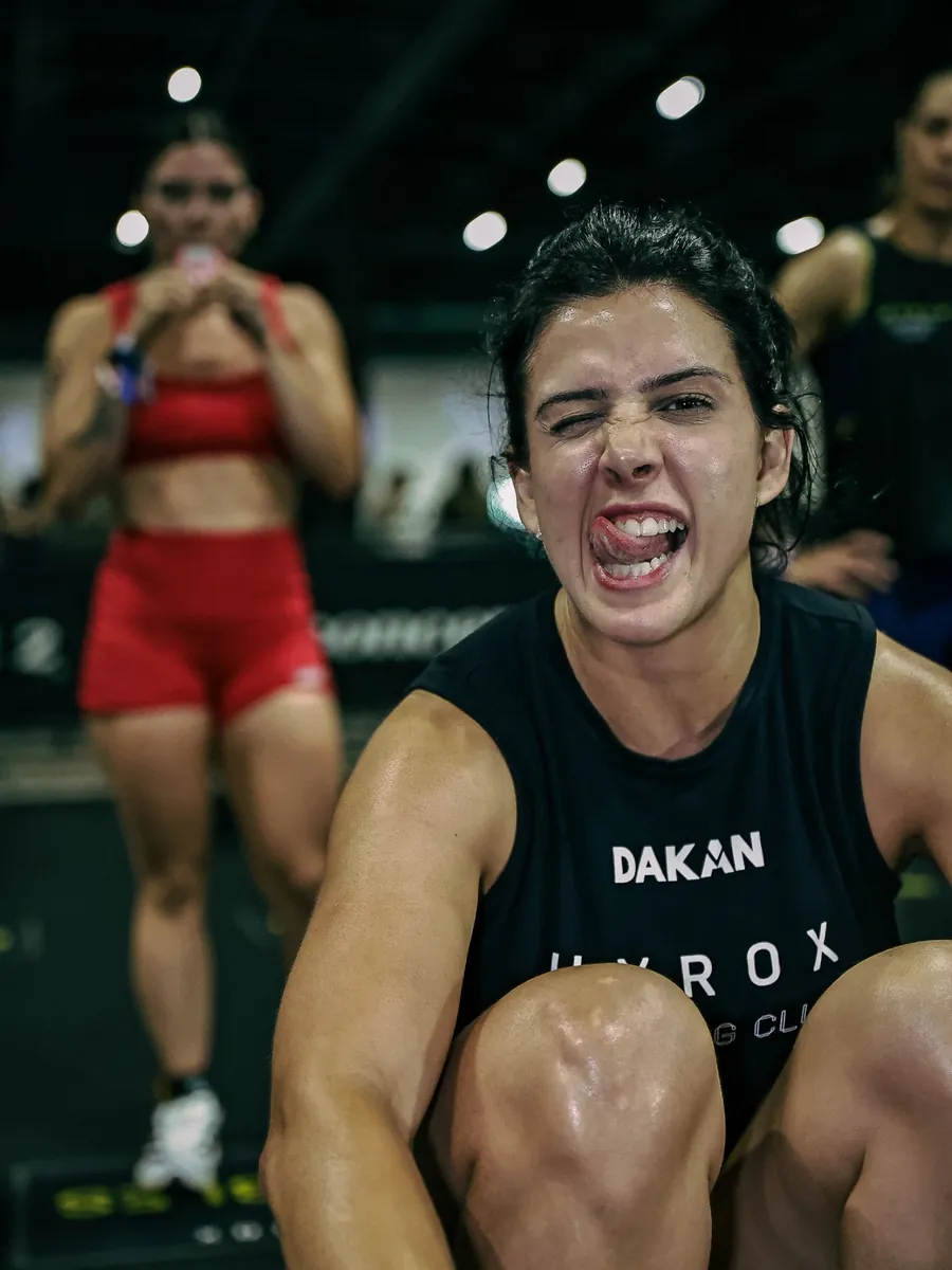Atleta no limite do esforço durante a prova HYROX, foto de PH Marx