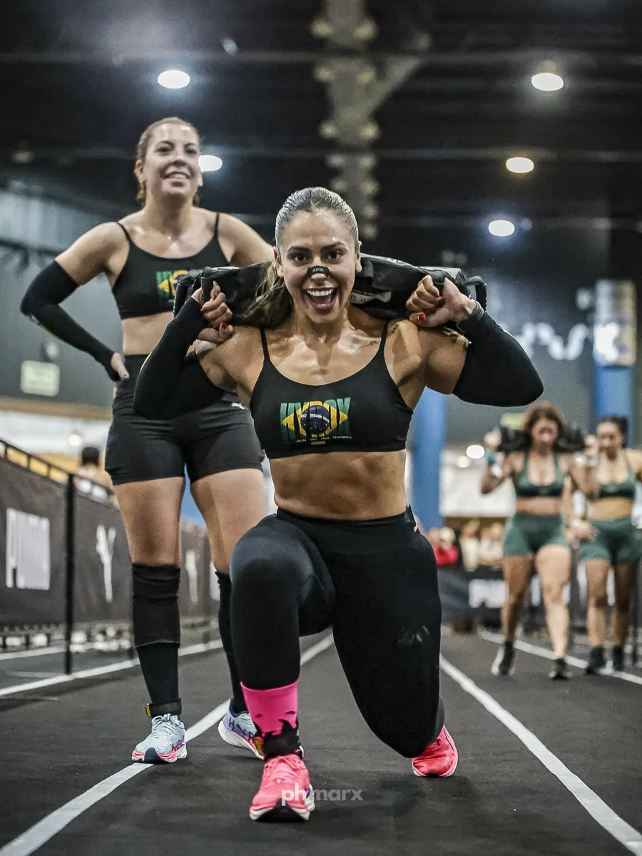 PH Marx fotografando atleta com sandbag no HYROX em São Paulo