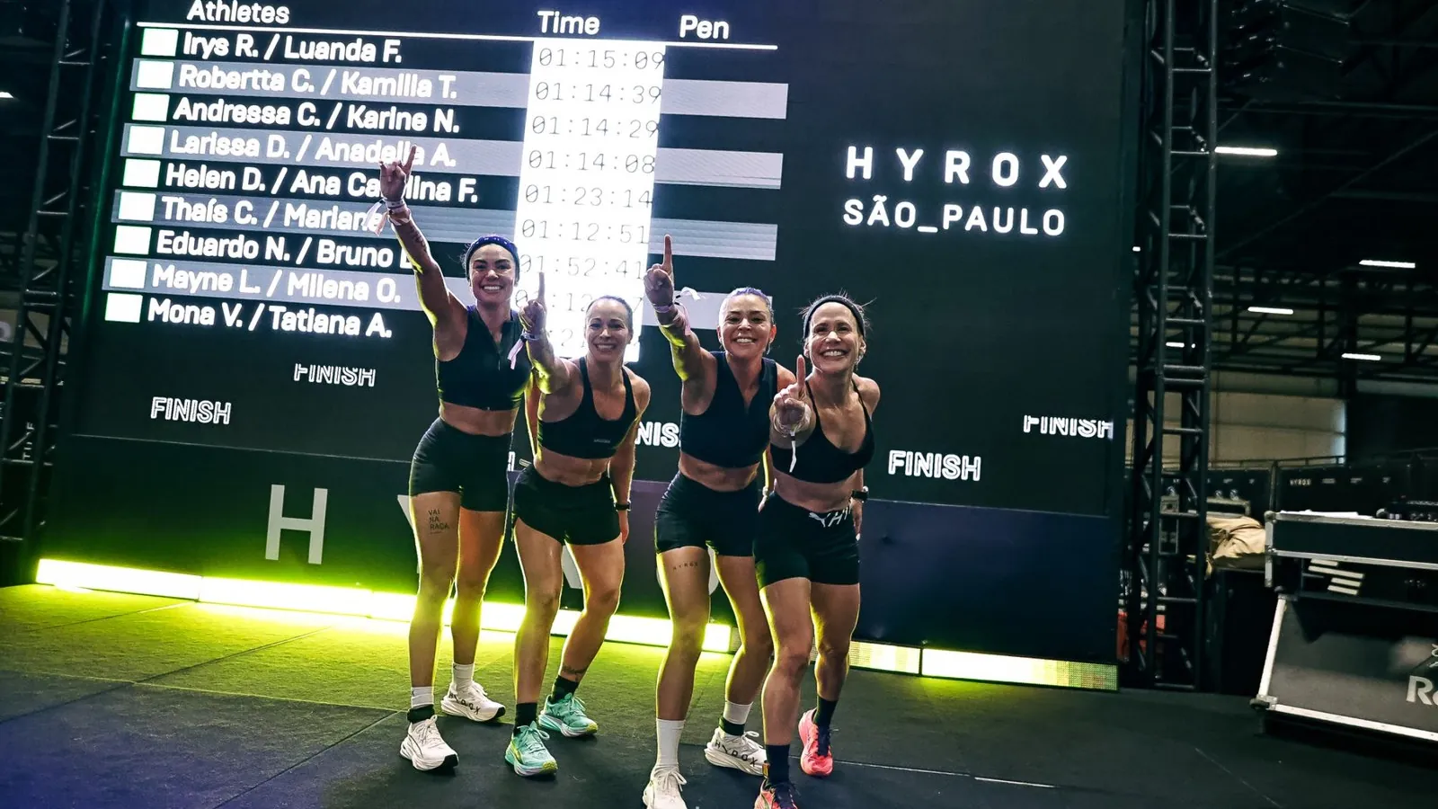 Equipe de box diante do placar na chegada do HYROX São Paulo, foto de PH Marx