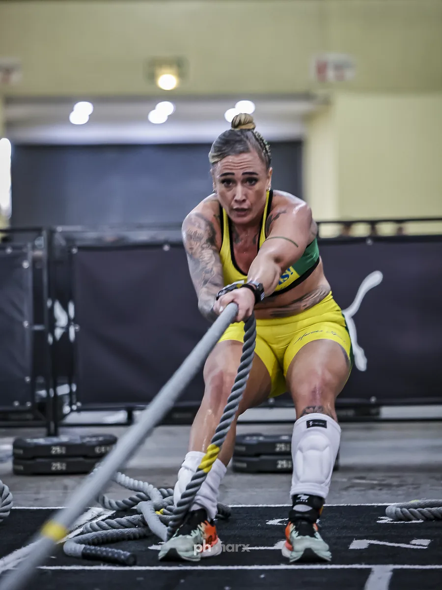 PH Marx fotografando atleta no sled pull do HYROX em São Paulo