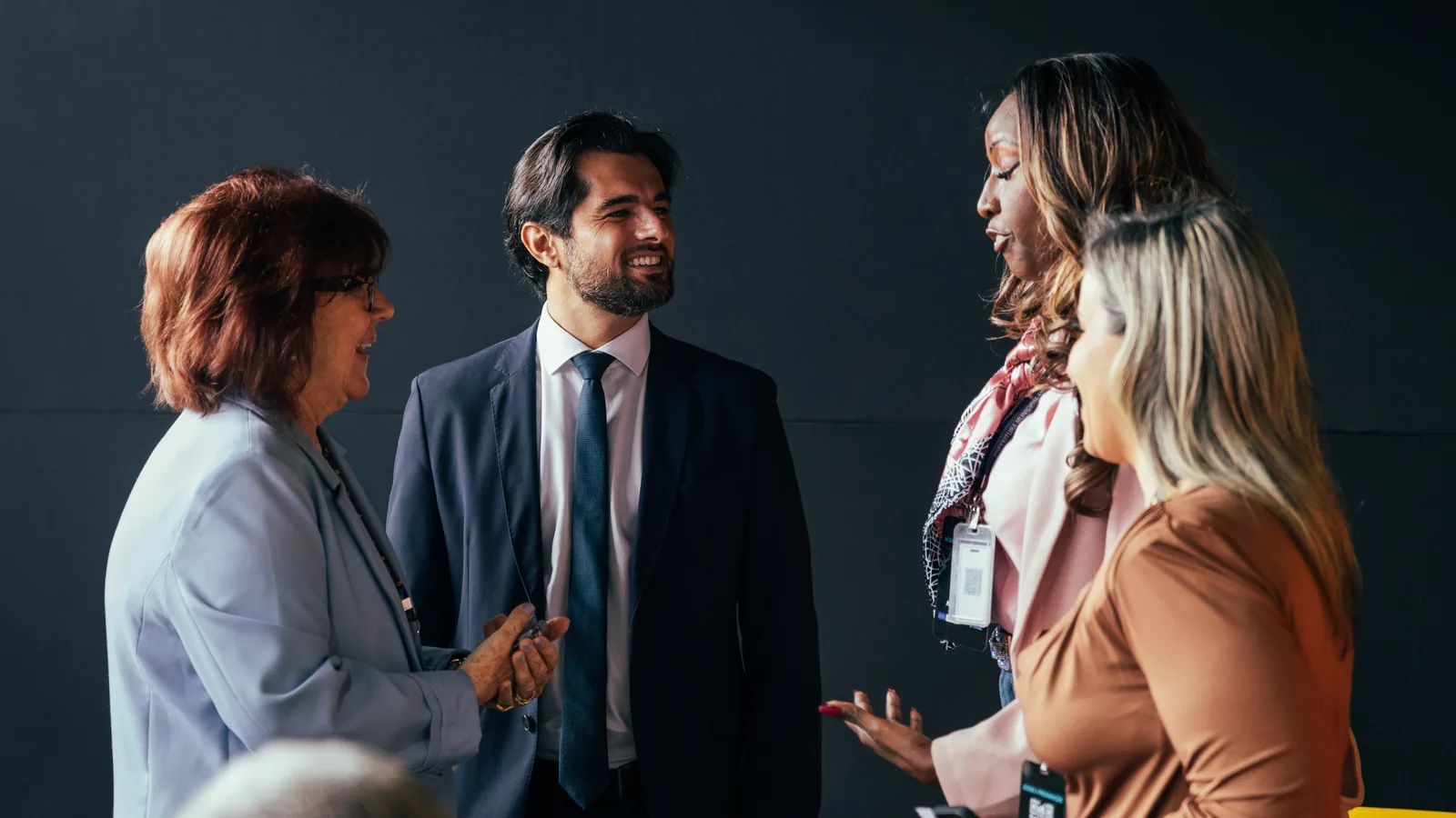 PH Marx fotografando roda de networking em rodada de negócios em Campinas