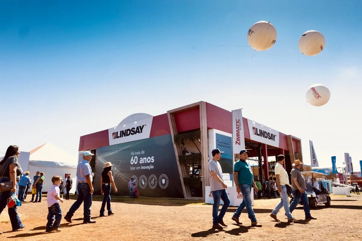 Palestrante com microfone em painel de evento corporativo em Campinas