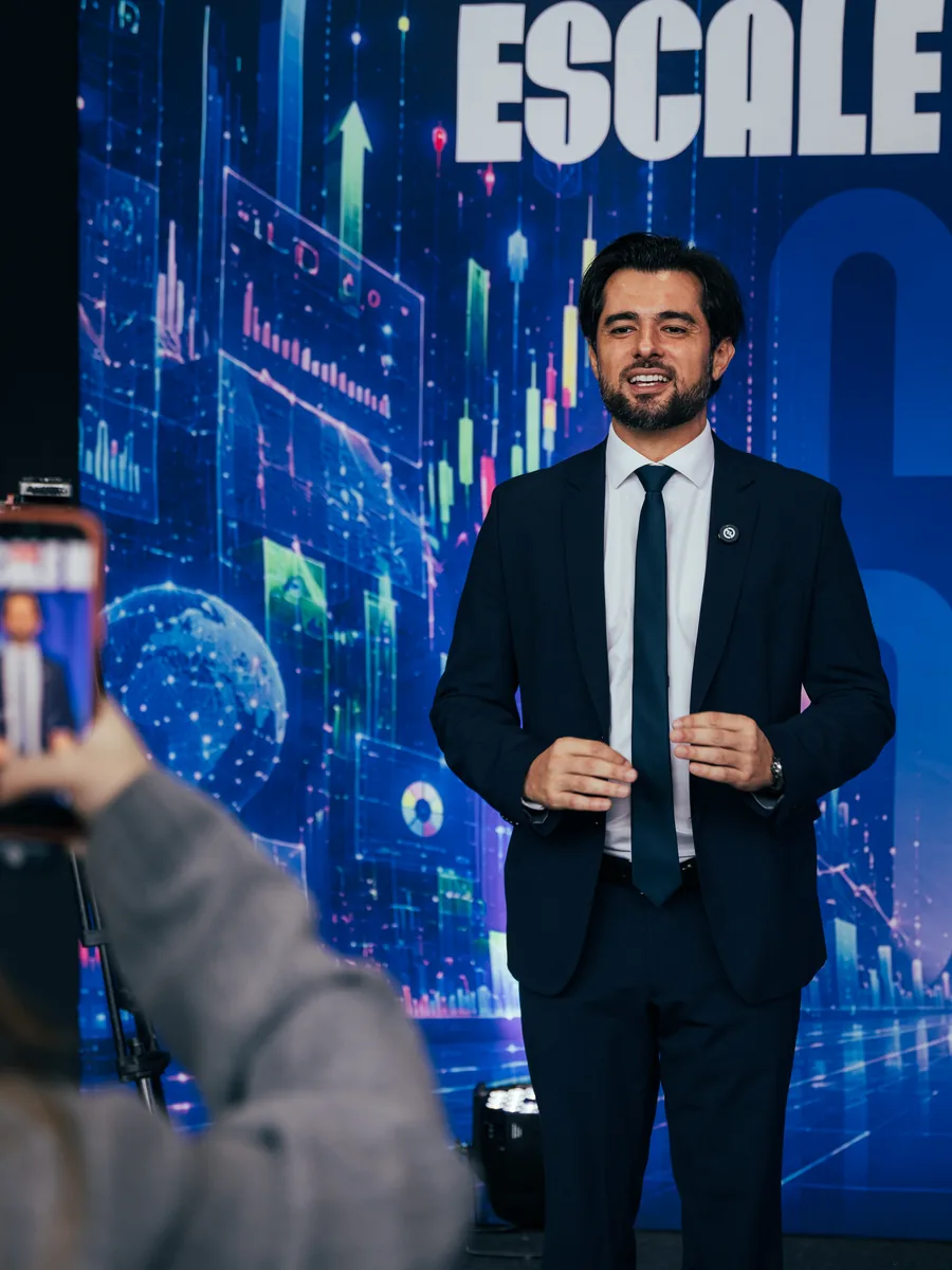 PH Marx fotografando palestrante em congresso corporativo em Campinas