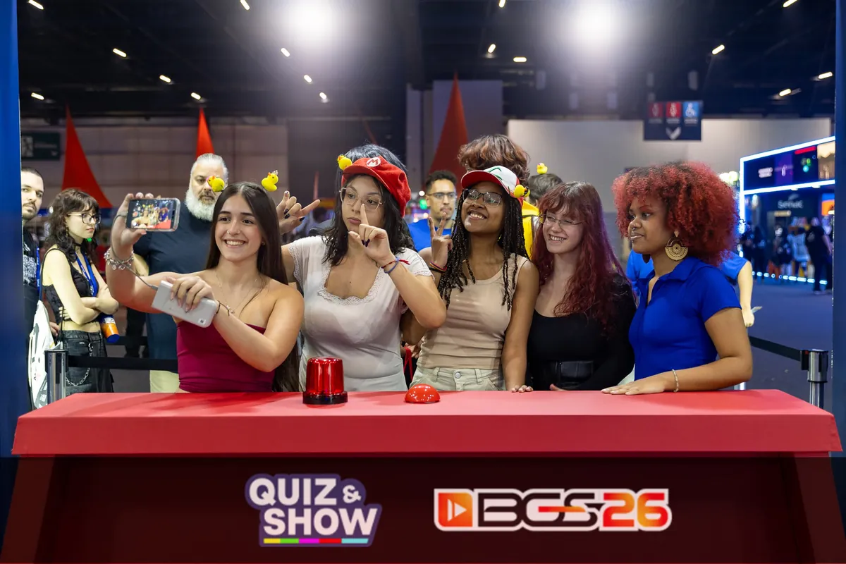 Visitantes fazendo selfie na ativação Quiz &Show da Brasil Game Show, foto com rodapé das marcas