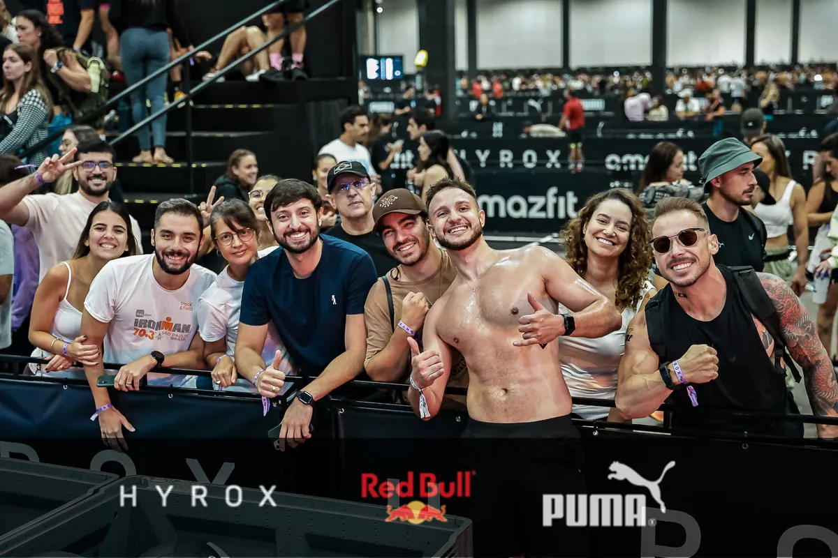 Torcida e atletas na arena da HYROX São Paulo, foto com rodapé HYROX, Red Bull e Puma