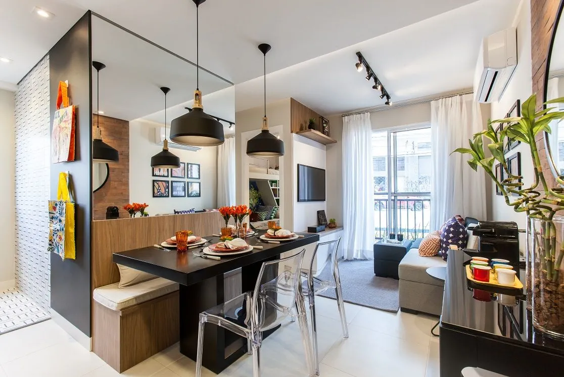 Sala e cozinha integradas de apartamento decorado compacto, fotografia imobiliária