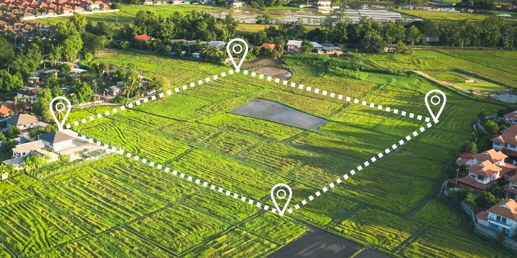 Vista aérea de terreno rural com perímetro demarcado, exemplo de mapeamento com drone