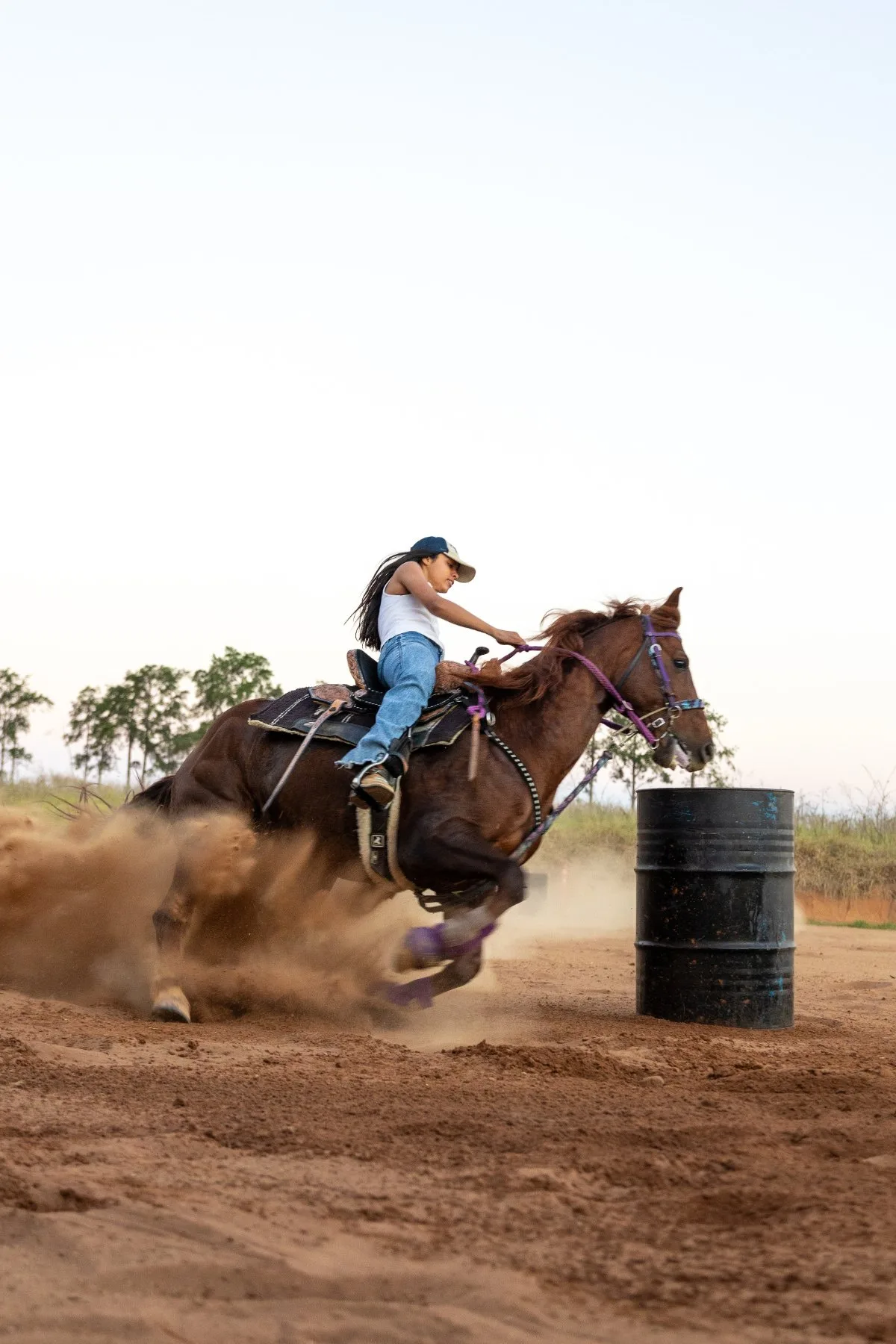 Cavaleira e cavalo na reta de chegada de prova de Três Tambores por PH Marx