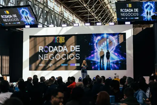 Rodada de negócios com palco e plateia em evento corporativo, por PH Marx
