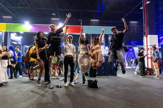 Jovens pulando e comemorando em ativação de marca em feira de games, por PH Marx
