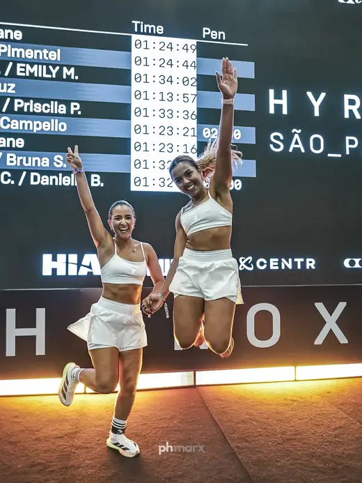 Atleta comemorando no pódio do HYROX em São Paulo, por PH Marx