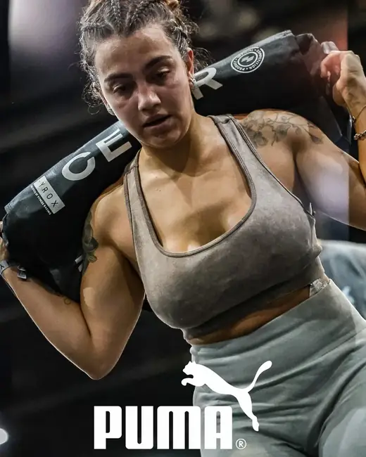 Atleta de HYROX carregando sandbag em São Paulo, por PH Marx