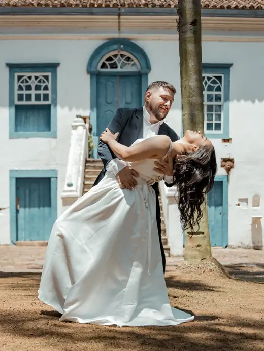 Noivos dançando em frente a casarão colonial, fotografia de casamento por PH Marx