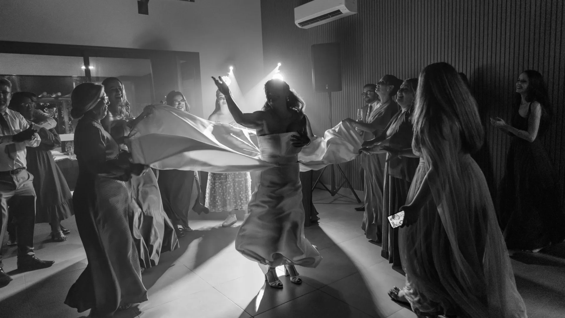 Casal em cerimônia de casamento em fotografia documental por PH Marx