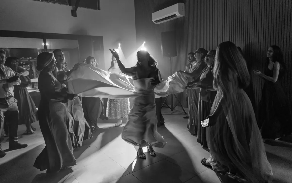 Emoção dos noivos no altar em fotografia documental por PH Marx
